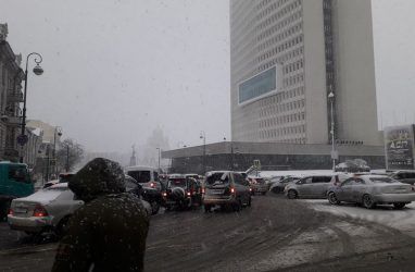 Десятибалльные пробки сковали Владивосток на фоне мокрого снега