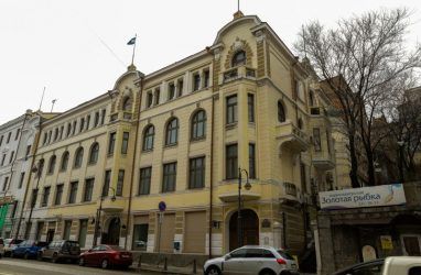 В центре Владивостока начала разрушаться историческая лестница