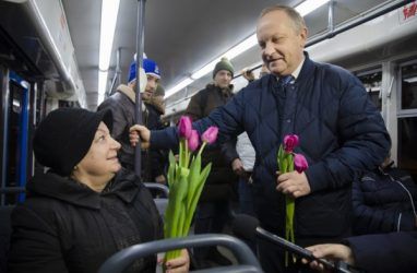 Цветы от мэра получили женщины в новом трамвае во Владивостоке