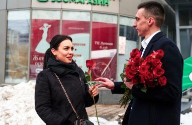 «Холостяки» одарили жительниц Владивостока розами