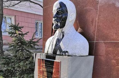 Во Владивостоке вандалы осквернили бюст Ленина