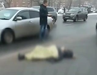 Во Владивостоке девушку выкинули из машины на ходу — видео