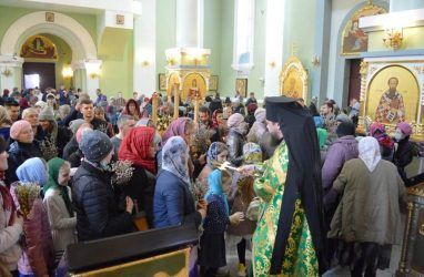 На фоне режима самоизоляции во Владивостоке прошла литургия с участием многочисленных прихожан