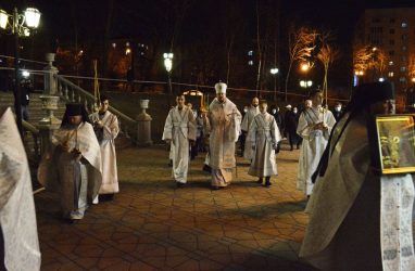Во Владивостоке провели крестный ход в пасхальную ночь