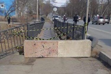 В Приморье обрушилась пешеходная зона одного из мостов