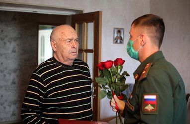 В Приморье ветеранов на самоизоляции стали посещать офицеры