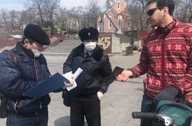 «На улице очень много людей»: Владивосток в аутсайдерах индекса самоизоляции