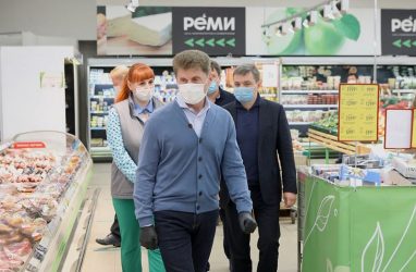 В Приморье популярная сеть супермаркетов запретила покупателям входить без масок