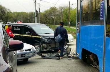 Во Владивостоке таксист протаранил трамвай, подаренный Москвой