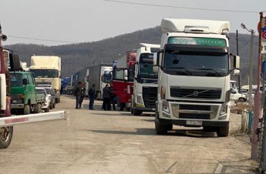 В Приморье перед пунктами пропуска на границе с Китаем скопилось 634 грузовика — таможня
