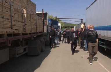 Сотни грузовиков скопились на госгранице в Приморье. Дальнобойщики провели забастовку
