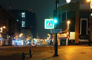 Во Владивостоке появились новые дорожные знаки с подсветкой
