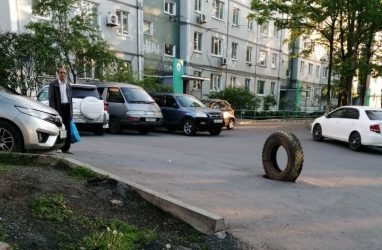 Крышки двух люков украли с оживлённого проезда во Владивостоке