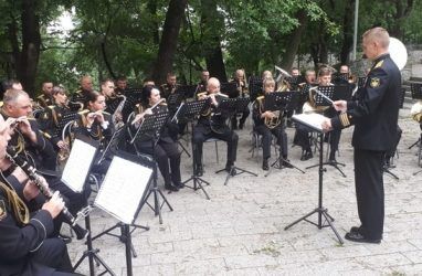 Во Владивостоке оркестр ТОФ дал концерт под открытым небом для ветеранов Великой Отечественной войны