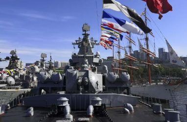 Во Владивостоке на борту крейсера «Варяг» подняли флаги в честь Дня России