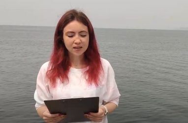 Всемирный день океанов: сотрудники Приморской картинной галереи прочитали стихи на набережной Владивостока
