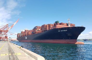 Огромный контейнеровоз заходил на бункеровку в порт Владивосток