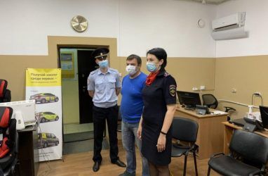 Во Владивостоке водители такси «Максим» получили детские автокресла — фото