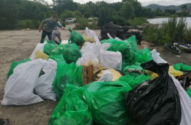 Десятки мешков мусора собрали активисты на озере лотосов во Владивостоке