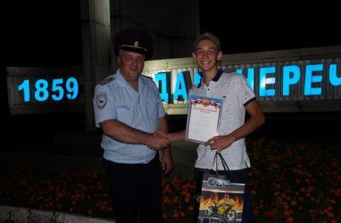 Руководство полиции в Приморье поблагодарило подростка, который спас утопающего