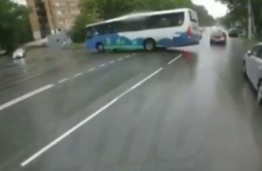 Во Владивостоке большой маршрутный автобус устроил «дрифт»