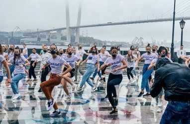 Жители Владивостока в дождь и туман станцевали в поддержку популярного шоу на ТНТ