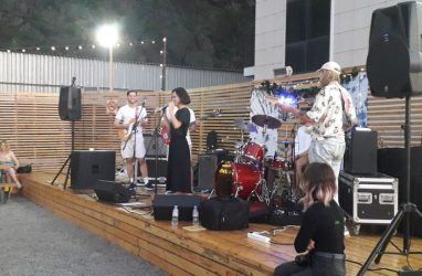 Молодая группа из Владивостока исполнила на концерте кавер на суперхит Аллы Пугачёвой