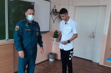В Приморье наградили школьника за спасение людей на пожаре