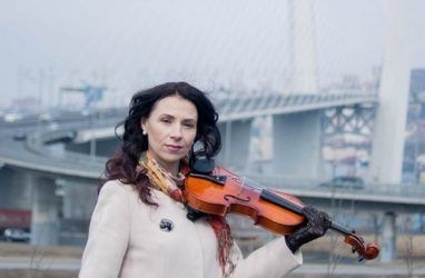 Трогательная история: во Владивостоке девушка-музыкант помогла сохранить семью