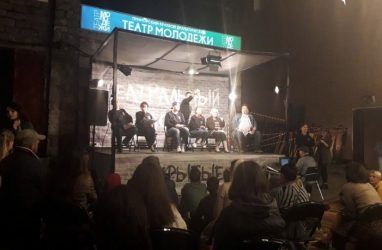 Во Владивостоке представили Skype-пьесу «Выбрать троих» драматурга Дмитрия Данилова