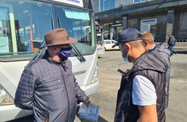 Во Владивостоке с маршрута сняли автобус за курение водителя в салоне