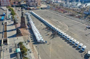 Медики Приморья получили 60 новых машин скорой помощи — фото