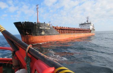 В Приморье в порт Восточный отбуксировали аварийное судно с опасным грузом
