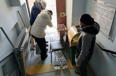 Во Владивостоке нуждающимся выдают питьевую воду, питание и газовые баллоны