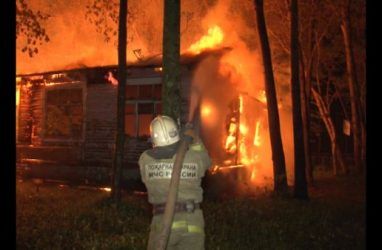 На острове Русский 17 огнеборцев тушили пожар в частном доме