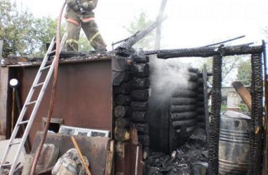 Двоих жителей Владивостока госпитализировали с ожогами после пожара в гараже