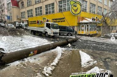 «Провода по всей дороге»: во Владивостоке рухнул бетонный столб
