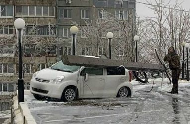 Бетонный столб рухнул на машину во Владивостоке — фото