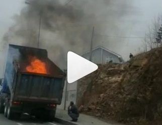 Полыхающий кузов самосвала удивил автомобилистов во Владивостоке — видео