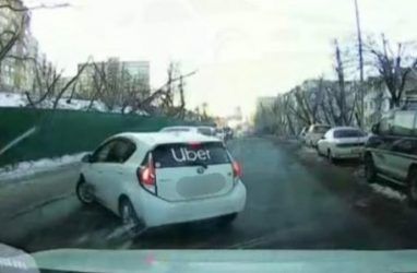 Развернулся через сплошную: полиция наказала водителя такси во Владивостоке