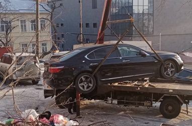 Во Владивостоке начали эвакуировать машины, мешающие вывозу мусора
