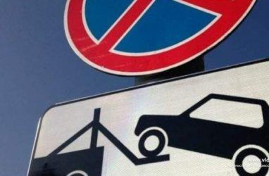 Мэрия Владивостока попросила автомобилистов убрать припаркованные машины вдоль дороги