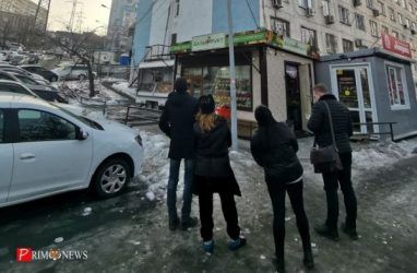 «Где коммунальщики?!»: людей вновь чуть не убило льдом во Владивостоке