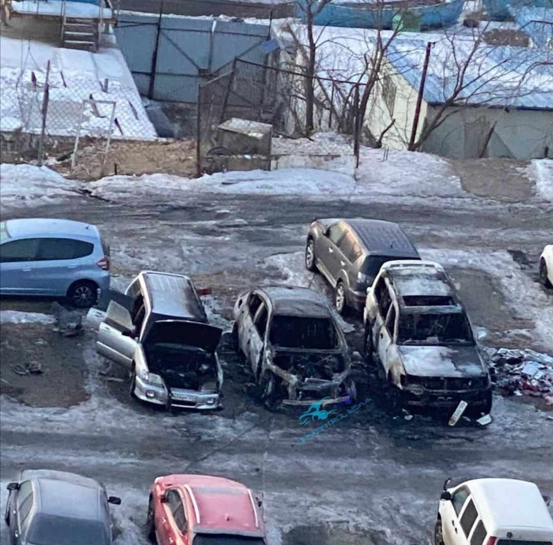 Во Владивостоке ночью сгорели три машины — фото