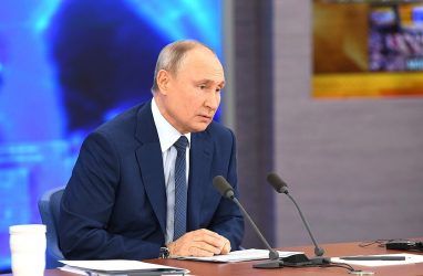 Путин поручил исключить возрастные ограничения для льготных авиабилетов на Дальний Восток