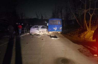 Во Владивостоке 17-летний водитель «Лексуса» протаранил автобус, пострадали люди
