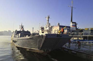 После «ледяного шторма» десантные катера ТОФ перевезли на остров Русский свыше 2000 человек