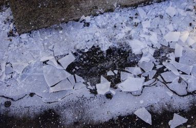 Во Владивостоке под лёд ушла ещё одна машина рыбака, власти грозят штрафами за выезд на лёд