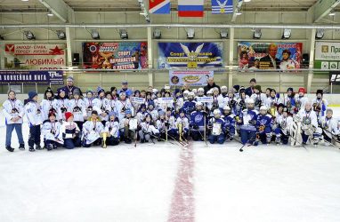 «Дельфины» из Находки победили в хоккейном турнире «Золотая шайба» в Приморье — фото