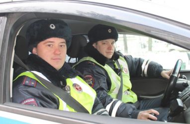 В Приморье инспекторы ДПС предотвратили трагедию на пожаре — фото